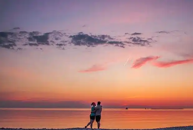 深圳外遇调查：女生对你有好感又冷落你